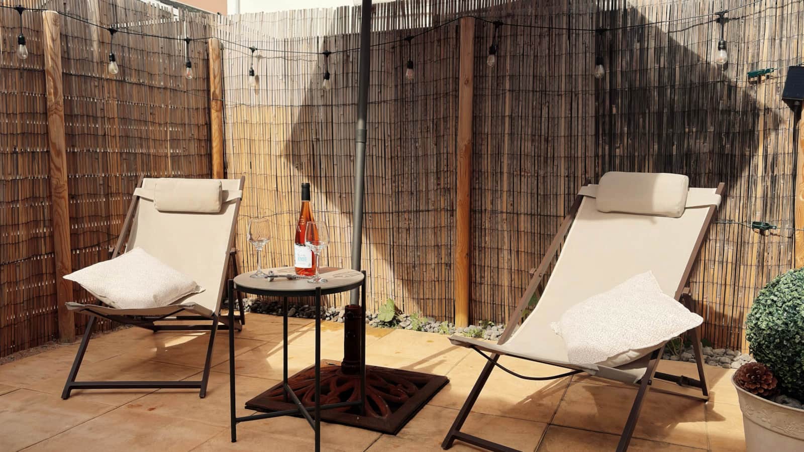 Bains de soleil sur la terrasse abritée